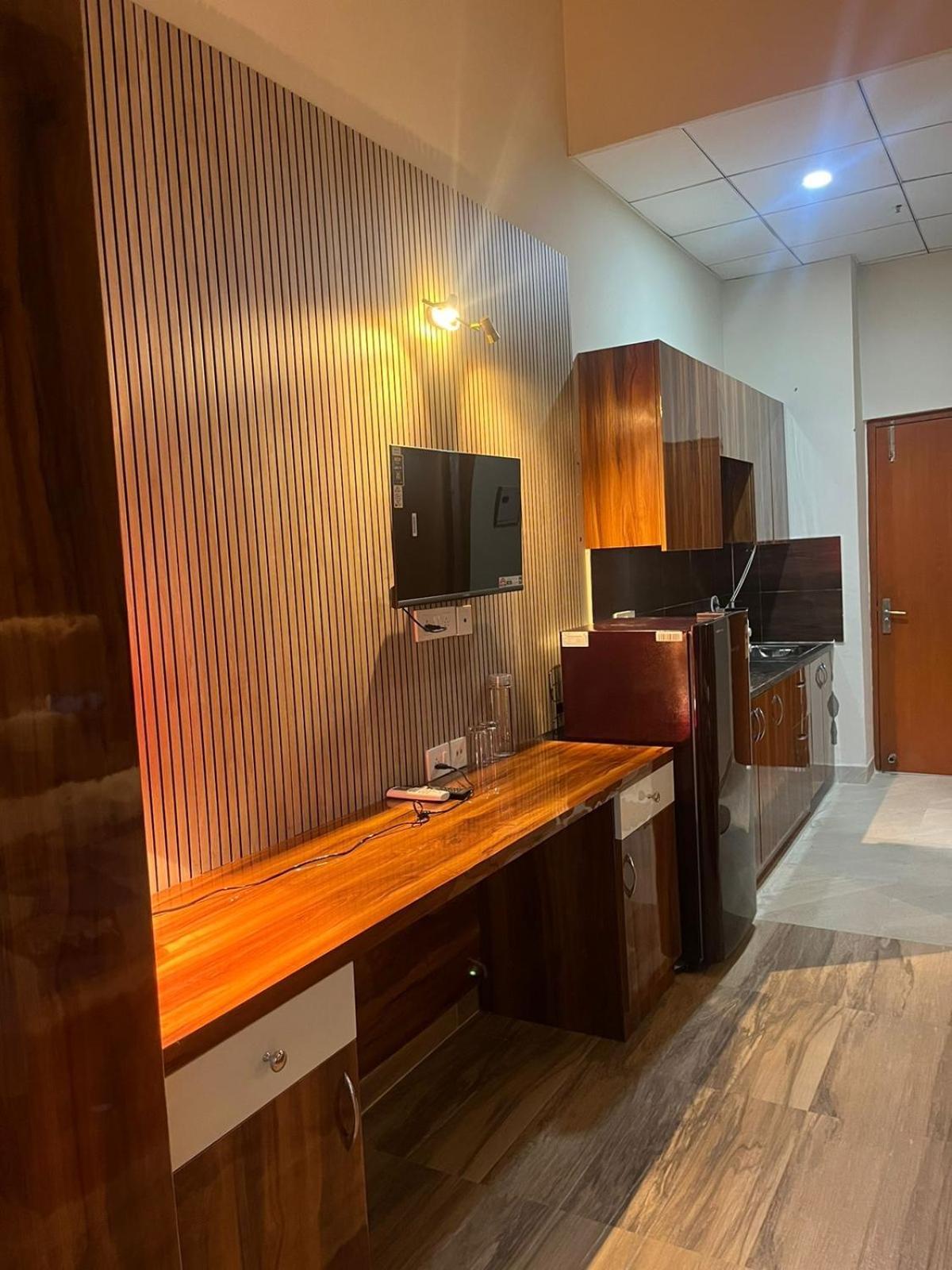 Studio Apartment In Greater Noida Bagian luar foto